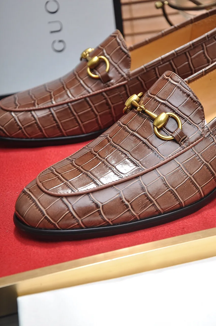 Men's shoes💰500💶Italy's top luxury men's shoe giant (GUCCI) (Gucci) (full cowhide lining) new arrival🍃Original European style🔰 Pleasant to the eye😍In order to make the shoes more durable and non-deformable🌀The production continues to follow traditional methods but there is still no lack of innovation💪Choose original sheepskin for the leather♻️ Smooth and natural And extra bright ⭐Made of imported cowhide, the first choice of rich people 38-45 (45 customized)